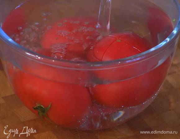 Помидоры надрезать крестом, залить кипятком и оставить на пару минут, затем очистить от кожицы, удалить сок с семенами, а мякоть мелко порезать.