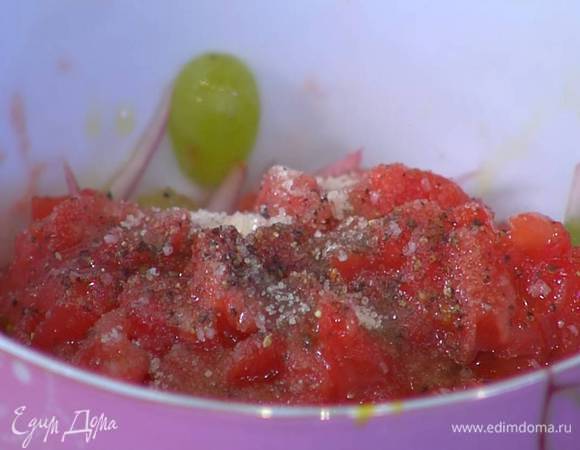Приготовить соус: к винограду с луком добавить измельченные помидоры, полить все оливковым маслом Extra Virgin, посолить, поперчить, посыпать сахаром и перемешать.