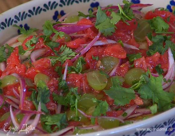 На горячую рыбу выложить соус и посыпать кинзой, измельченной руками.