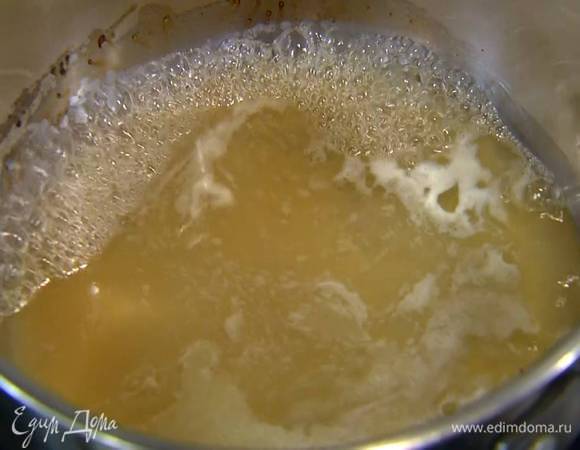 Приготовить лимонный крем: лимонный сок соединить в небольшой кастрюле с 45 г сахара и довести до кипения, чтобы сахар полностью растворился.