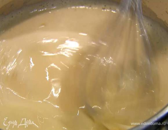 Яйца соединить с 40 г сахара и крахмалом, взбить все блендером с насадкой-венчиком в воздушную массу, затем, не переставая взбивать, тонкой струйкой влить горячий лимонный сироп, перелить крем обратно в кастрюлю и, постоянно помешивая венчиком, прогревать на маленьком огне, пока крем не загустеет, снять с огня и еще некоторое время перемешивать.