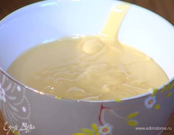 Остудить крем до 36‒37°С, в три-четыре приема ввести 100 г предварительно размягченного сливочного масла и взбить все блендером с насадкой-венчиком, затем перелить в керамическую посуду и отправить в холодильник не менее чем на 10‒12 часов, а лучше на сутки.