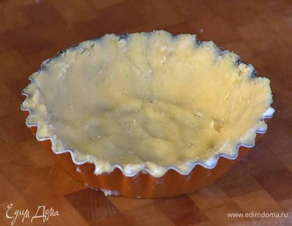 Формочки для тарталеток смазать оставшимся сливочным маслом, выложить в них по кусочку теста, равномерно распределив его по дну и бортикам. Оставшееся тесто заморозить.