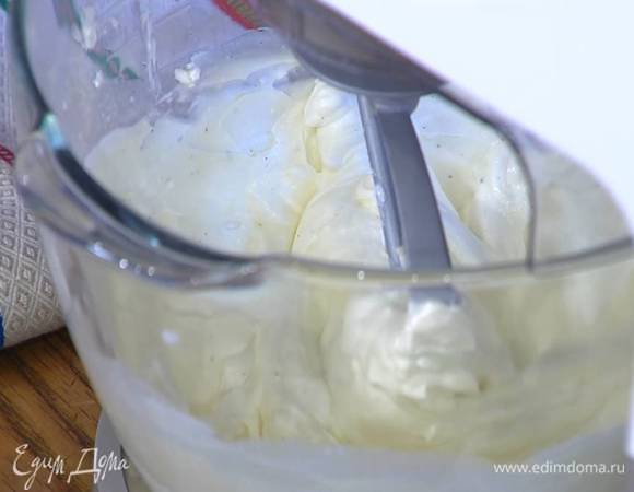 Приготовить сливочно-ванильный крем: в чаше комбайна соединить маскарпоне, влить сливки, добавить 1 1/2 ст. ложки сахарной пудры, измельченную ваниль и все взбить на небольшой скорости.