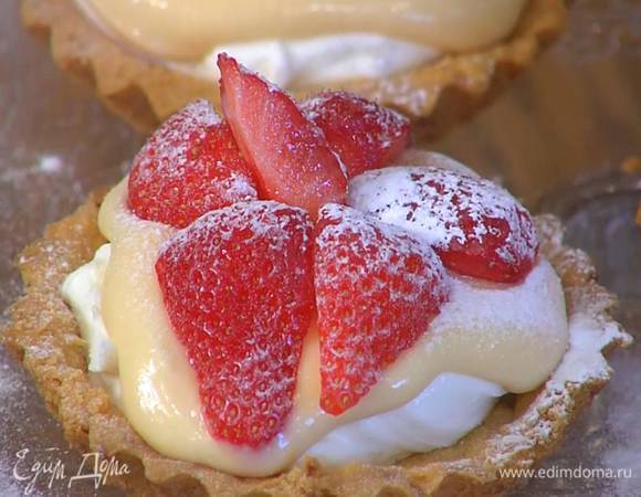 Готовые тарталетки остудить, наполовину наполнить сливочно-ванильным кремом, сверху разложить лимонный крем, украсить все клубникой и через сито посыпать сахарной пудрой.