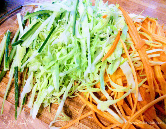 Овощи нарезать тонкой соломкой. 