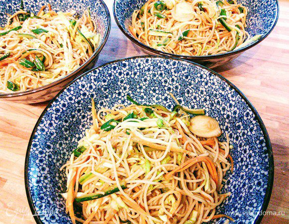 За это время смешать лапшу с овощами и орешками, тщательно перемешать. Проверить на вкус, возможно вам захочется откорректировать остроту, сладость или кислинку. Разложить по тарелкам. 