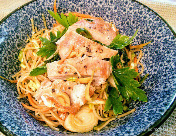 Сверху выложить курицу, нарезанную на порционные кусочки, добавить кинзу (у меня петрушка). 