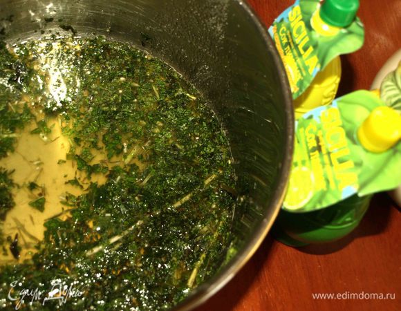 Воду вскипятить и остудить до теплого состояния. Можно взять минеральную воду. 
Мяту измельчить, растереть с сахаром. Добавить 2 ст. ложки лимонного сока ТМ SICILIA, две столовые ложки сока лайма ТМ SICILIA. Добавить 1 литр воды. Поставить в холодильник на несколько часов. Можно приготовить вечером и поставить на ночь в холодильник.  