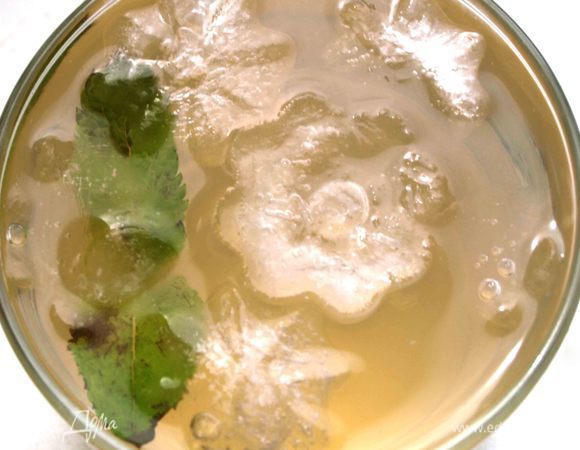 При желании можно приготовить лед со вкусом лимона или лайма и добавить в лимонад. 