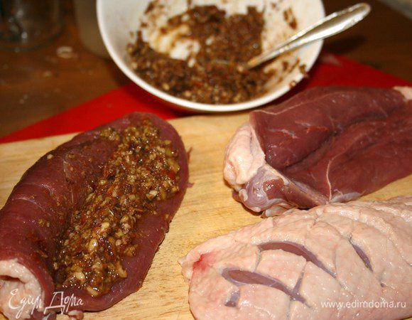 В грудках ножом сделать «карманы» между кожей и мясом и заполнить их фаршем. Для начинки пропустить через мясорубку или мелко нашинковать орехи, томаты и маслины с оливками. Вместо оливок можно взять каперсы. Солить не стоит, так как соль уже есть в оливках.