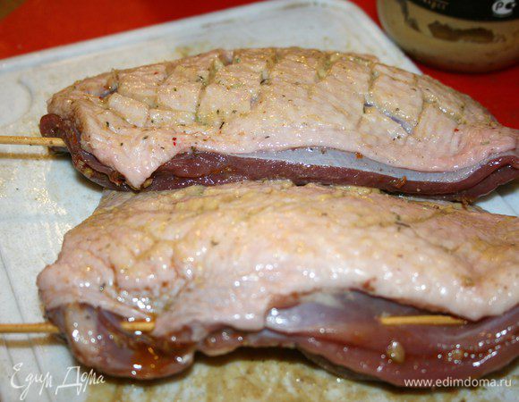 Закрыть деревянной шпажкой, предварительно замоченной в воде на полчаса. Кожу смазать оливковым маслом. Можно добавить итальянских или французских специй.