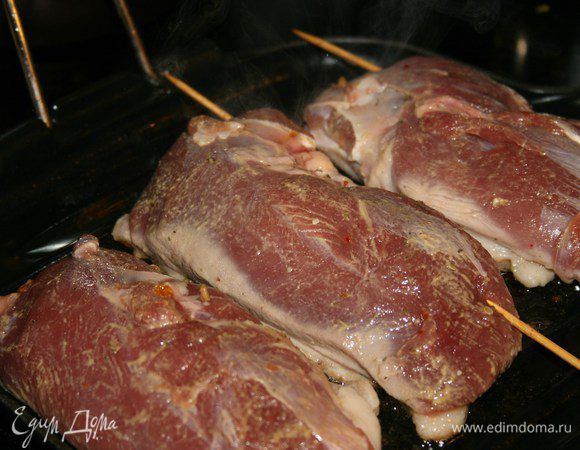 На раскаленный мангал на решетку, как дачный вариант, или же на сильно разогретую гриль-сковороду кожей вниз положить утиное филе. 