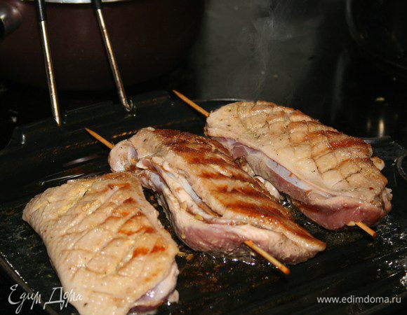 Перевернуть на другую сторону и обжарить до корочки.