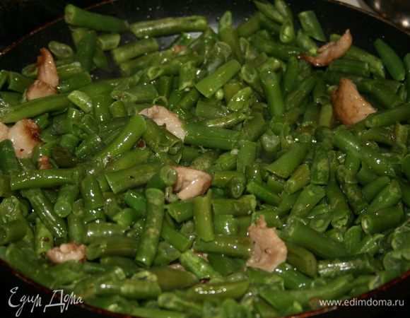 На гарнир к утке отлично подойдет спаржевая фасоль, обжаренная на утином жиру. Я обычно беру целую утку, жир использую для тушения и готовки, кости — для бульона, из грудки готовятся разные деликатесы. Замороженная смесь тушится 10 минут, в конце посолить и сбрызнуть лимонным соком.