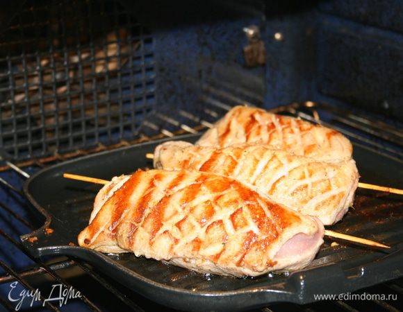 Для дома, в зависимости от предпочтений, можно немного довести мясо до готовности в духовом шкафу. На даче достаточно обжаренные грудки плотно завернуть в фольгу и оставить на 10 минут у мангала.