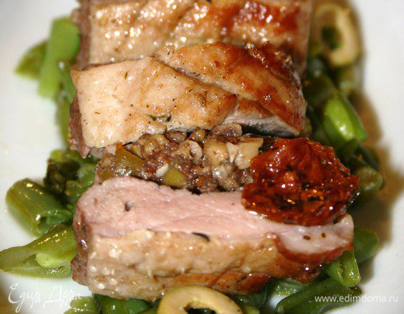 Аккуратно вынуть из утки шпажки и красиво нарезать. Подавать на подушке из фасоли. Приятного аппетита!