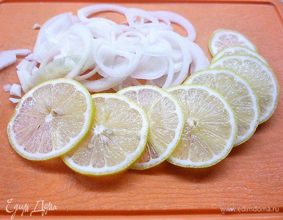 Лук и лимон нарезаем кольцами.