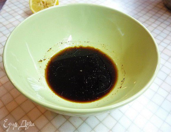 Для маринада в чашке смешиваем соус терияки с оливковым маслом, добавляем специи, лимонный сок.