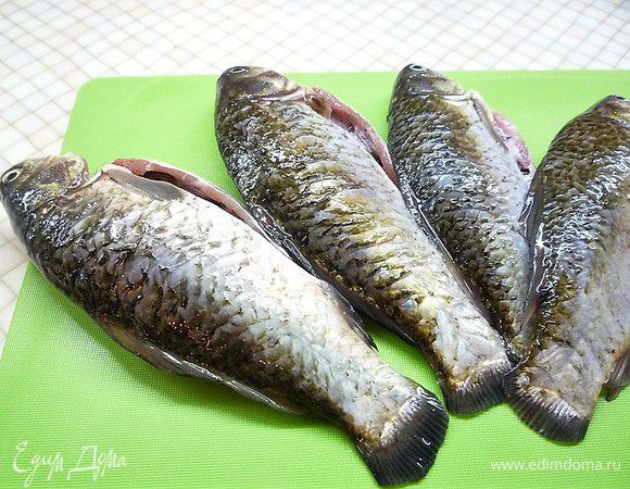 Карасей очищаем, вынимаем внутренности и жабры, отрезаем хвостики и плавники. Хорошо промываем.