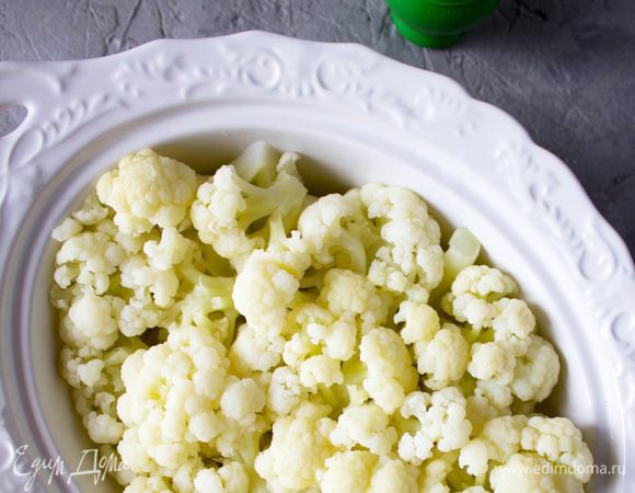 Капусту промыть, разделить на соцветия, отварить в подсоленной воде 15 минут и откинуть на дуршлаг. Затем переложить в форму для запекания и сбрызнуть лаймовым соком ТМ SICILIA. 