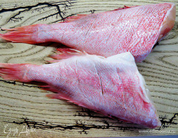 Окуня моем, счищаем чешую и удаляем черную пленку в брюшке. 
Делаем продольные надрезы вдоль тушки с обеих сторон. 