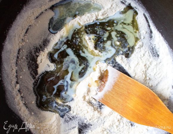 Добавить растопленное сливочное масло. 