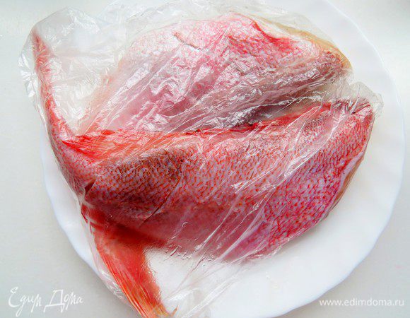 Этот шаг не обязательный, водка способствует мягкости и сочности рыбки, немного смягчает рыбный запах.
Рыбку кладем в пакет, добавляем водку, пакет плотно завязываем и переворачиваем несколько раз, чтобы водка равномерно распределилась по рыбе. Оставляем минут на 15-20.

