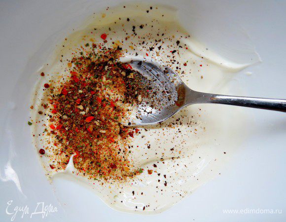 Готовим соус. В миску кладем сметану, добавляем приправу для рыбы, соль, перец, лимонный сок.