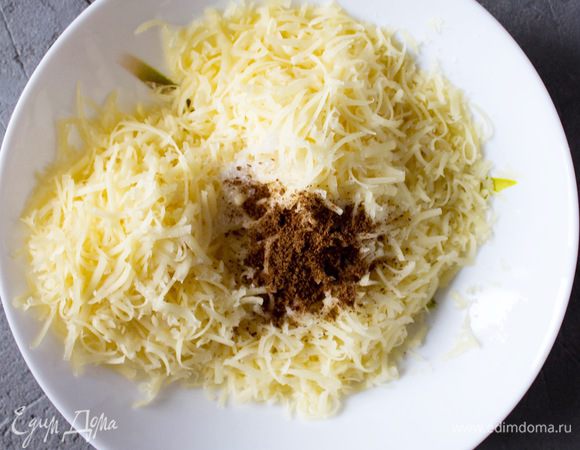 На мелкой терке натереть сыр, добавить к нему щедрую щепотку соли и мускатный орех. 