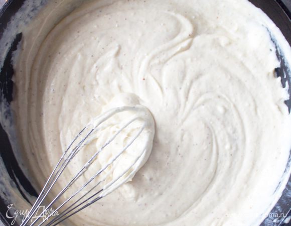 В сковороду к муке с маслом добавить сливки, помешивая, довести до кипения, добавить натертый сыр со специями, все перемешать, чтобы сыр растворился, и вылить соус в форму с цветной капустой. 
Отправить в разогретую до 180°С духовку и запекать 30 минут до золотистой корочки. 
Приятного аппетита! 