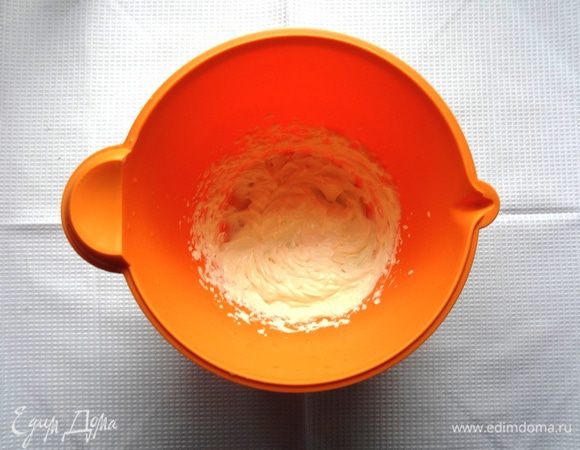 Взбить миксером творожный сыр.
