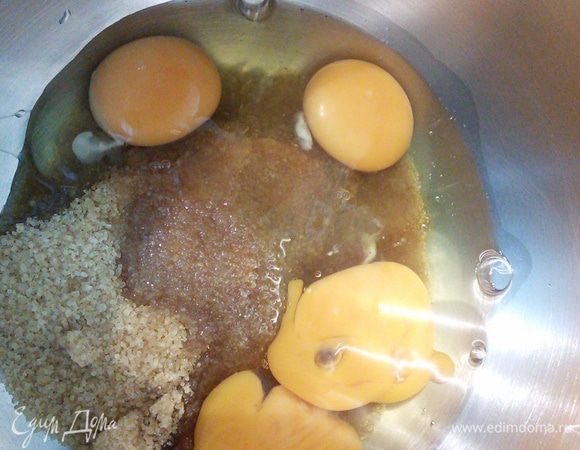 Яйца взбить с сахаром до посветления и увеличения в объеме. 