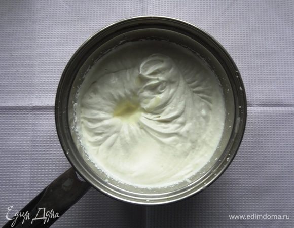 Соединить обе массы, взбить. Поместить в морозильную камеру на шесть часов, каждые 30 минут перемешивать.
