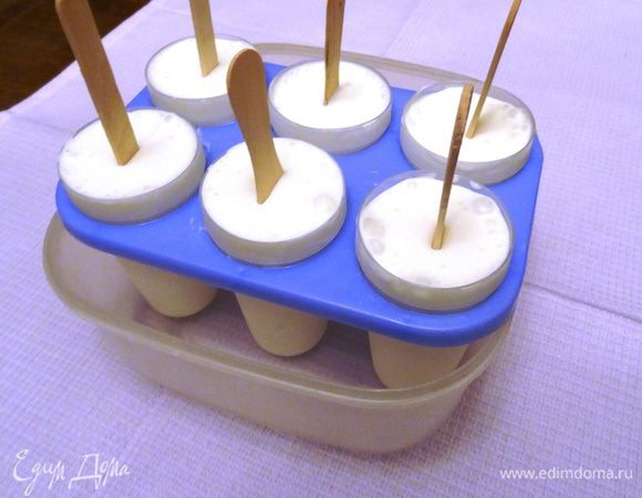 Теперь часть мороженого можно разложить по формочкам и отправить в морозильник. Оставшаяся часть уже готова к употреблению.
