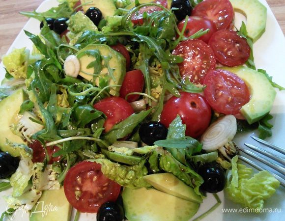 Помидоры и авокадо очистить и нарезать произвольно. Смешать с руколой. Добавить горсть маслин и заправить дрессингом из бальзамического уксуса и оливкового масла. По желанию можно добавить лучок. Посолить и поперчить по вкусу. Салат выложить порционно на тарелки.