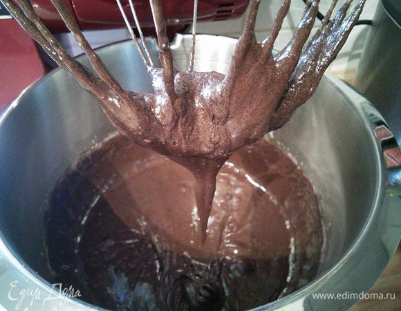 Снизить обороты комбайна. Постепенно начать добавлять муку с какао. 