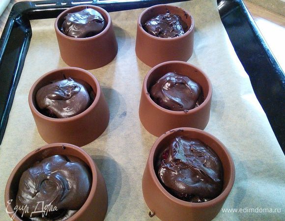 Покрыть оставшимся тестом и выпекать в заранее разогретой до 200°С духовке от 10 до 16 минут. Зависит от величины формочек и духовки. Я не была уверена, хватит ли мне теста на все 6 формочек, поэтому выкладывала по очереди. 