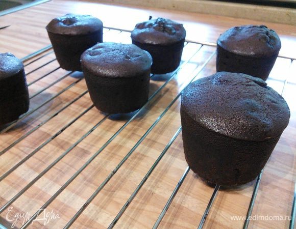 Мне понадобилось 16 минут. Проверять на готовность Андрей советует легким нажатием на изделие. Если оно сверху будет пружинить, как булочка, значит, все готово. Но можно и шпажкой проверять. Я так и сделала. Готовые десерты достать из формочек и охладить на решетке. 