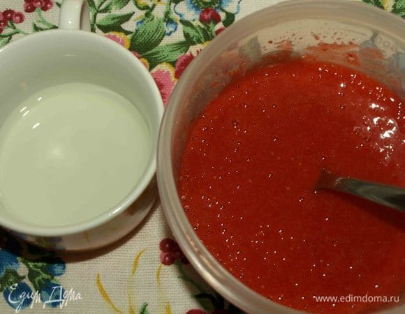 Клубнику очистить от хвостиков, хорошо промыть холодной водой. Измельчить до состояния пюре (любым удобным вам способом). Соединить клубничное пюре с водой и соком. Хорошо взбить.