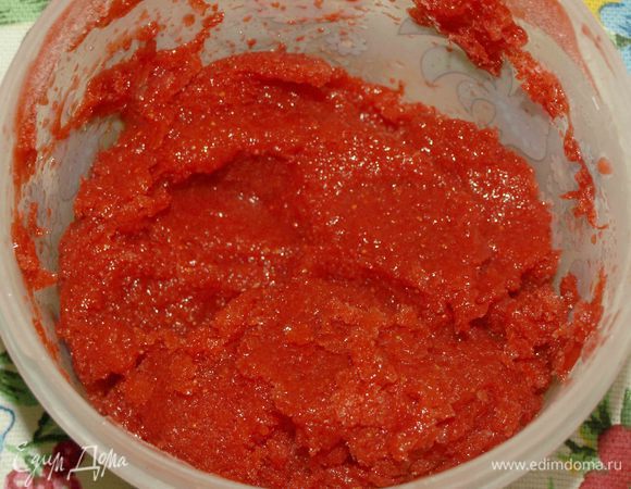 Емкость с клубнично-цитрусовой массой закрываем крышкой и отправляем в морозилку на 3 часа. Периодически перемешиваем. Не надо держать сорбет больше трех часов в морозилке. 