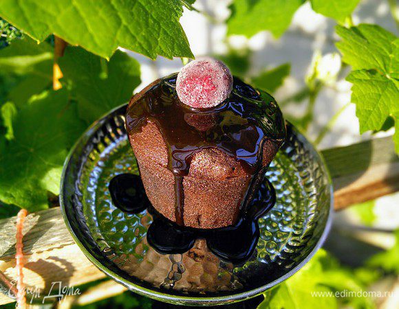 Покрыть остывший десерт шоколадной глазурью. Я полила шоколадным сиропом собственного приготовления https://www.edimdoma.ru/retsepty/80825-shokoladnyy-sirop. Он стоит в холодильнике еще с прошлого лета и великолепно сохранился! 