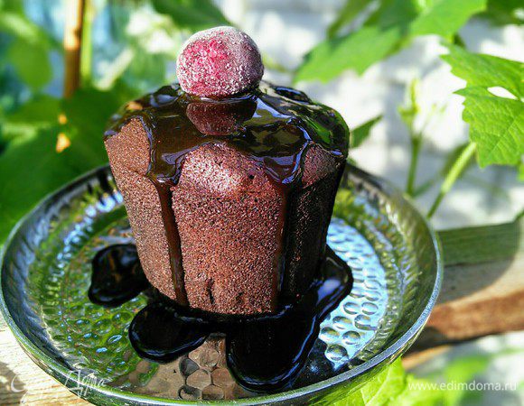 Сверху положить вишенку или малинку. 