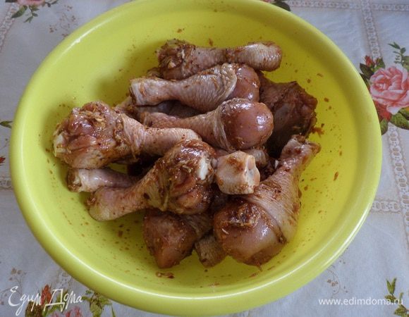 Надеваем перчатки и хорошо перемешиваем, добиваясь равномерного распределения маринада. Оставляем мариноваться на 30 минут в прохладном месте.