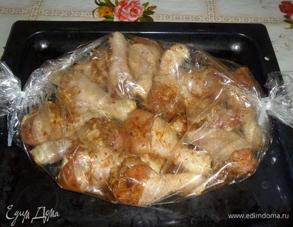 Помещаем пакет для запекания на противень. Ставим противень в разогретую духовку. Запекаем 1 час при 180°С.