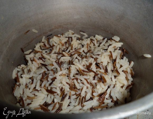 Подготовим продукты. Отвариваем рис в подсоленной воде до готовности. Остужаем.