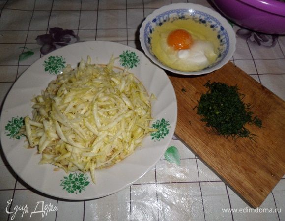 Кабачок трем на терке, нарезаем укроп.
