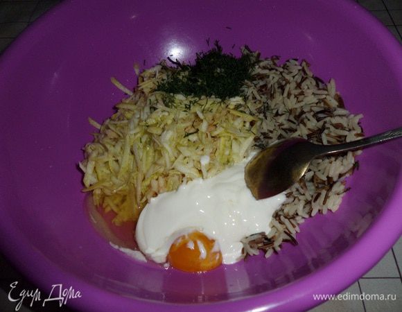 В рабочую чашку выкладываем рис, кабачок, яйцо, 3 ст. л. сметаны, укроп. Солим. Перемешиваем. 
