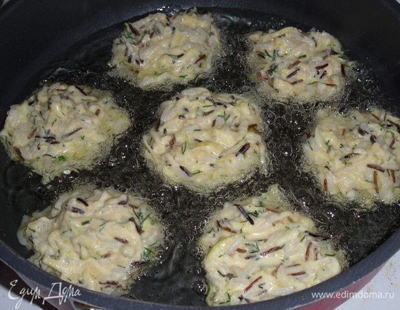 В разогретую сковороду наливаем растительное масло. Выкладываем ложкой тесто.
