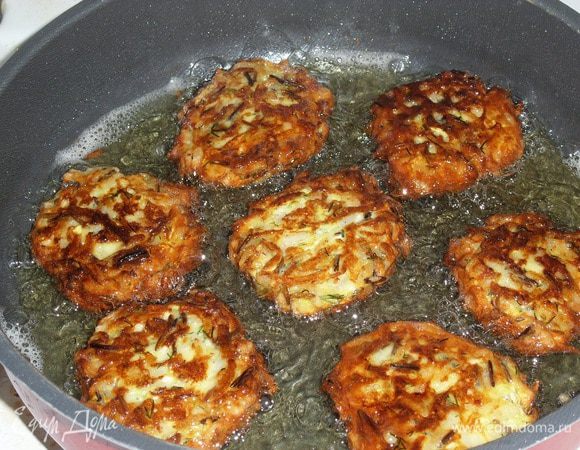 Обжариваем с двух сторон. Выкладываем на бумажное полотенце, убирая лишнее масло.
Пока обжариваются оладьи, готовим соус: смешиваем оставшуюся сметану, измельченный чеснок и мелко нарезанный укроп. 